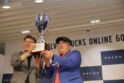 볼보트럭코리아 박강석 대표(왼쪽)와 ‘볼보트럭 온라인 골프대회’ 우승자 박상수 고객이 기념촬영을 하고 있다.   