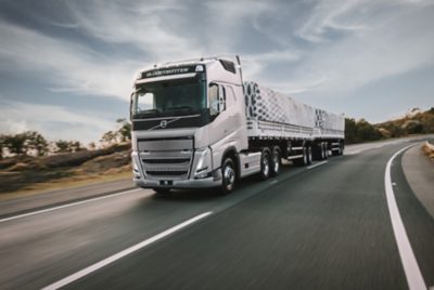 Caminhão Volvo na estrada | Grupo Volvo