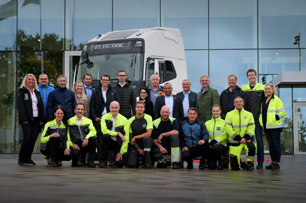 Volvo FH Electric framför entrén till Tuvefabriken