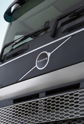 道路を走行するVolvo FH Aeroのクローズアップ