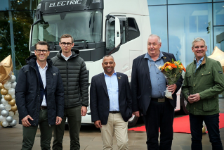 Robin Eriksson, transportledare Erikssons Åkeri, Christian Pedersen, projekt- och driftsansvarig, Erikssons Åkeri, Gunnar Eriksson, VD Erikssons Åkeri, Stefan Strand, VD Volvo Lastvagnar Sverige.