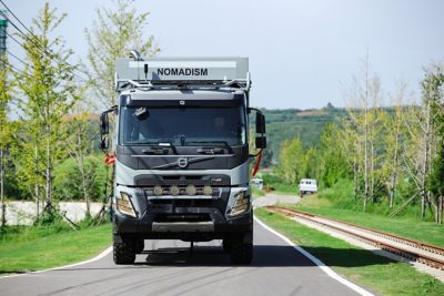 基于沃尔沃FMX打造的诺马迪森野约房车