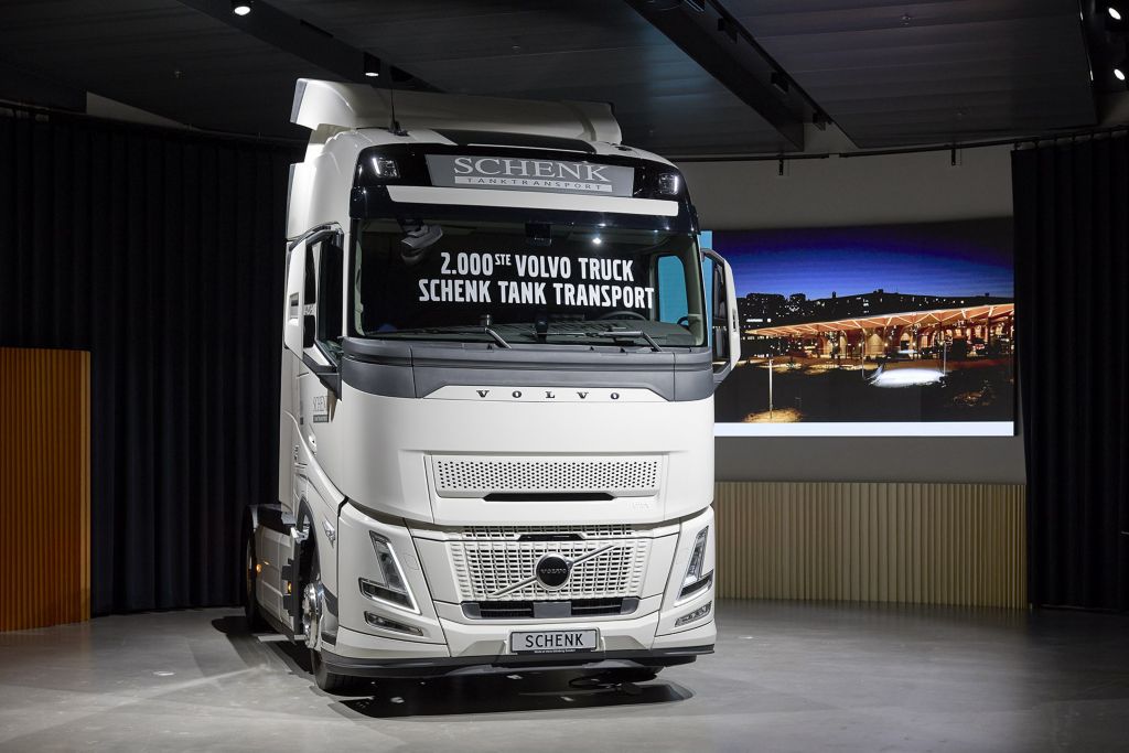 Schenk Tanktransport neemt in World of Volvo de 2.000ste Volvo-truck in ontvangst - een Volvo FH Aero, het allereerste exemplaar uit serieproductie