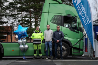 Sebastian Jakobsson och Stefan Karlsson från Procab tillsammans med Nicklas Hallberg, säljare på Finnvedens Lastvagnar. 