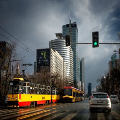 Varşova, Polonya'nın başkenti ve Jastim genel merkezinin bulunduğu yer. Müşterilerinin pek çoğu Jastim'in sürekli olarak yakıt tüketimini azaltmasını istiyor.