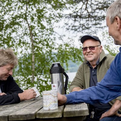 Gutta trives sammen. Her er god steming i kaffepausen. Foto. 
