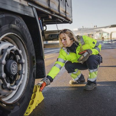 Nina med hjulstopper. Foto. 