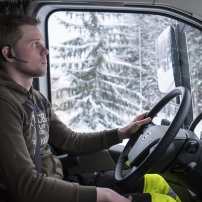 El conductor Toni Korhonen en el nuevo Volvo FH con cabina I-Save