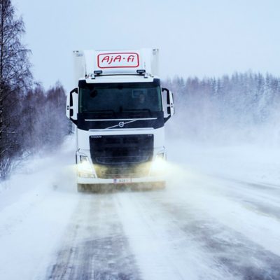 El Volvo FH con I_save en una carretera nevada