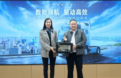 左：沃尔沃卡车中国市场副总裁马薪淼 右：山东永昌物流集团有限公司董事长吴明永