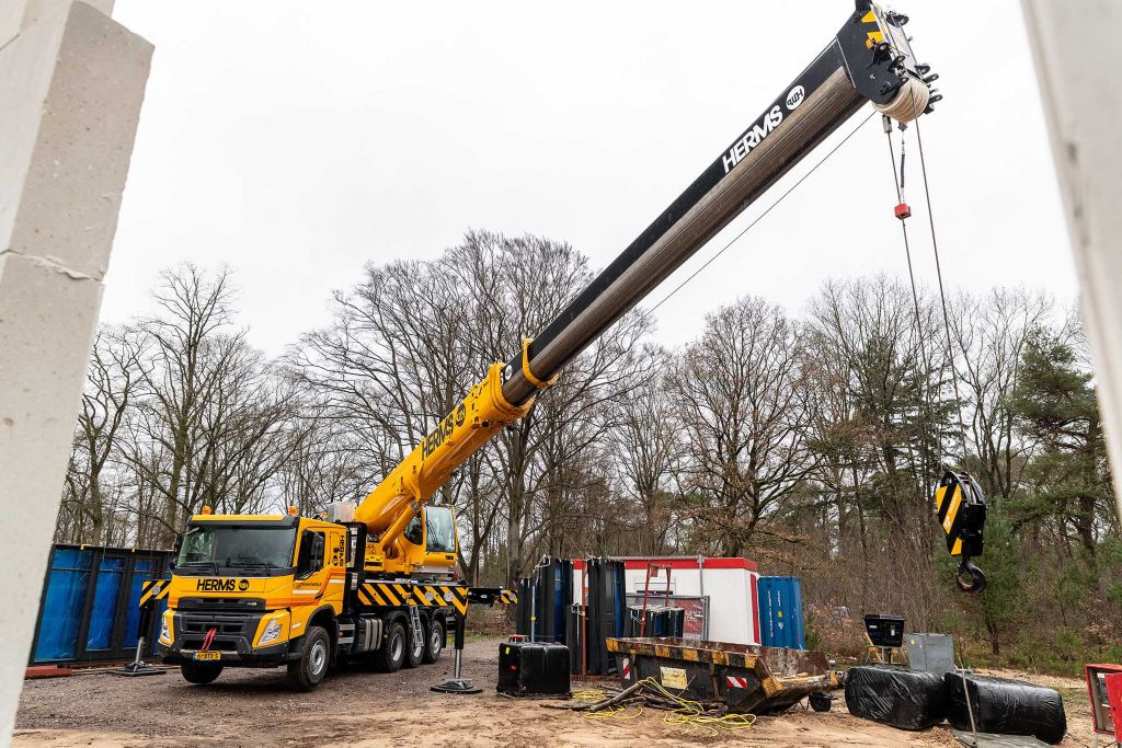 Herms breidt vloot truckkranen uit met Volvo FMX tridem met Tadano-kraan