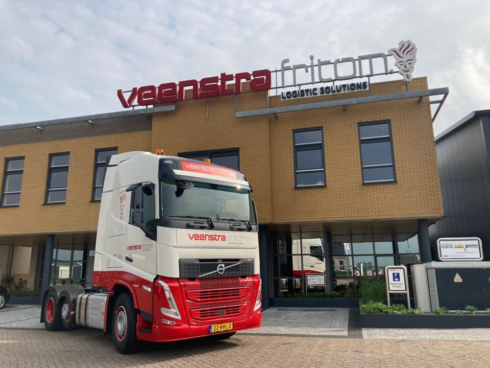 Veenstra|Fritom neemt 175e Volvo-truck in gebruik voor eurogroupage-transport