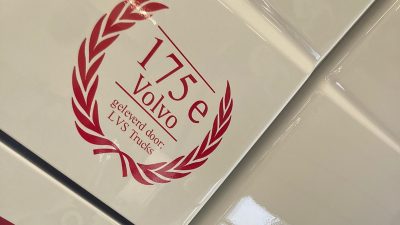 Een speciale sticker op de 175e Volvo-truck van Veenstra|Fritom