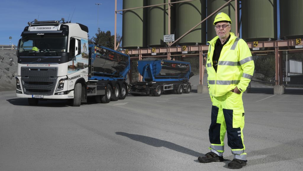 Jukkas Simolas Volvo FH16 är en asfaltsbil utöver det vanliga.