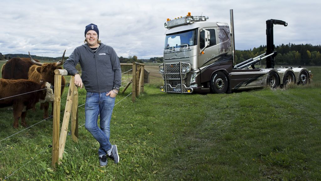 Sebastian Wennerstrand med sin motivlackade Volvo FH