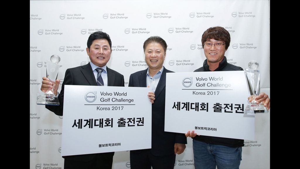지난 6일 충북 보은군에 위치한 아리솔 컨트리클럽에서 개최된 2017 볼보 월드 골프 챌린지 한국 결승전에서 김영재 볼보트럭코리아 사장이 우승자들과 함께 기념사진을 찍고 있다. 왼쪽부터 현계원 우승자, 김영재 사장, 김용호 메달리스트