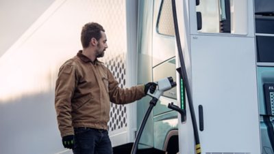 Elektrische Volvo truck die opgeladen wordt