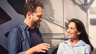 Client et vendeur Volvo parlant des contrats de service