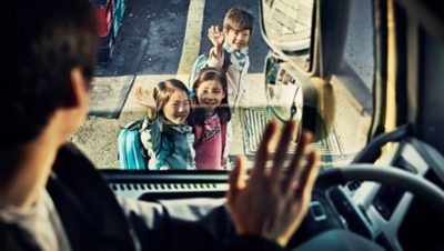Des enfants faisant signe au conducteur d'un de camion I Groupe Volvo