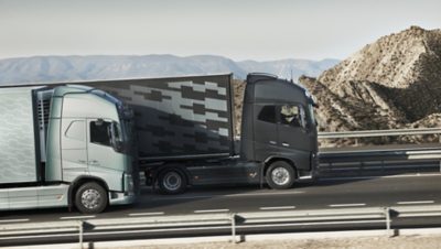 Dva kamiona Volvo FH u vožnji uzbrdo