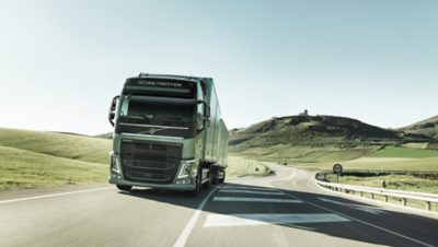 Volvo FH menet közben zöld tájon