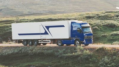 „Volvo FH“ žaliuojančiame kraštovaizdyje