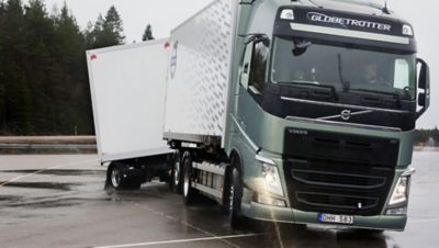 Volvo FH pri vyrovnávaní jazdnej súpravy