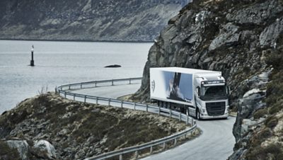 Volvo FH sõitmas lookleval teel