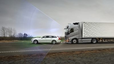 Volvo FH eesolevate objektide tuvastamiseks mõeldud kaamera ja radariga