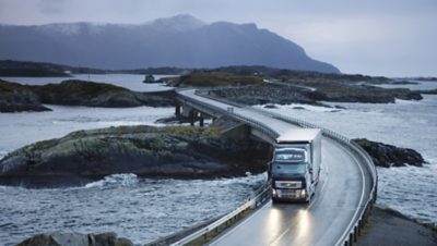 Volvo FH rulând pe un pod sinuos