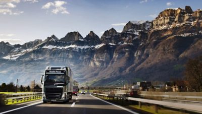 Το Volvo FH κινούμενο με φόντο ένα ορεινό τοπίο
