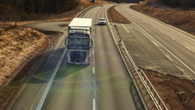 Volvo FH met camera en radar aan de voorkant om rijbaanmarkeringen te detecteren