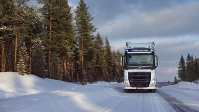 Το Volvo FH κινούμενο σε χιονισμένο δρόμο