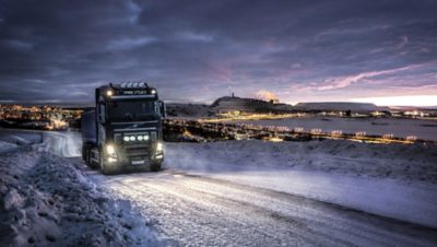 Volvo FH sur route enneigée de nuit