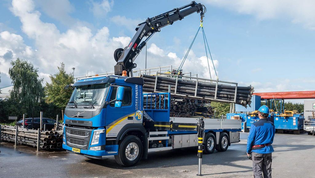 De Volvo FM-bakwagens worden door Koelewijn Bronbemalingen ingezet voor het laden en lossen van boorequipment,