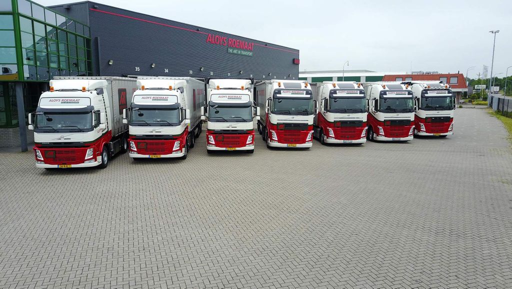 vier Volvo FH- en drie Volvo FM-trucks in verschillende configuraties voor internationaal transport en distributie.