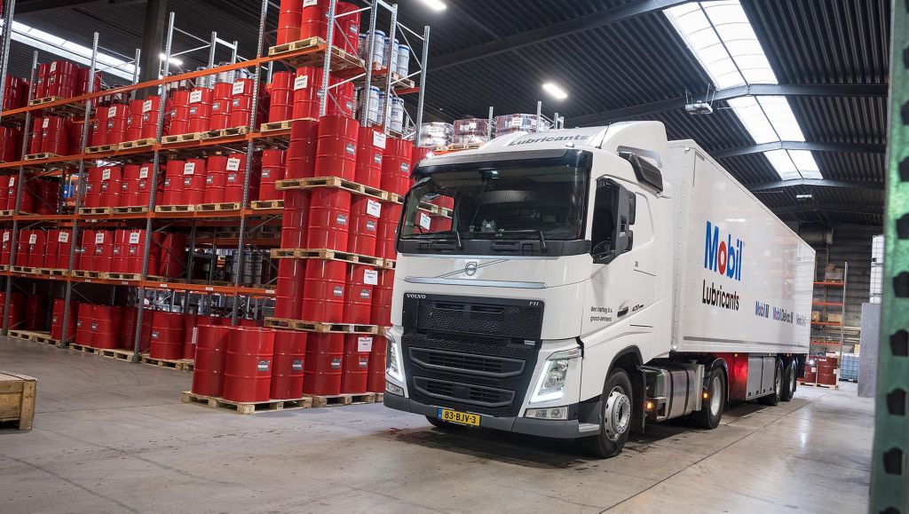  twee Volvo FM 6x2-tankwagens en vier Volvo FH-trekkers aan bij Volvo Group Truck Center in Gorinchem