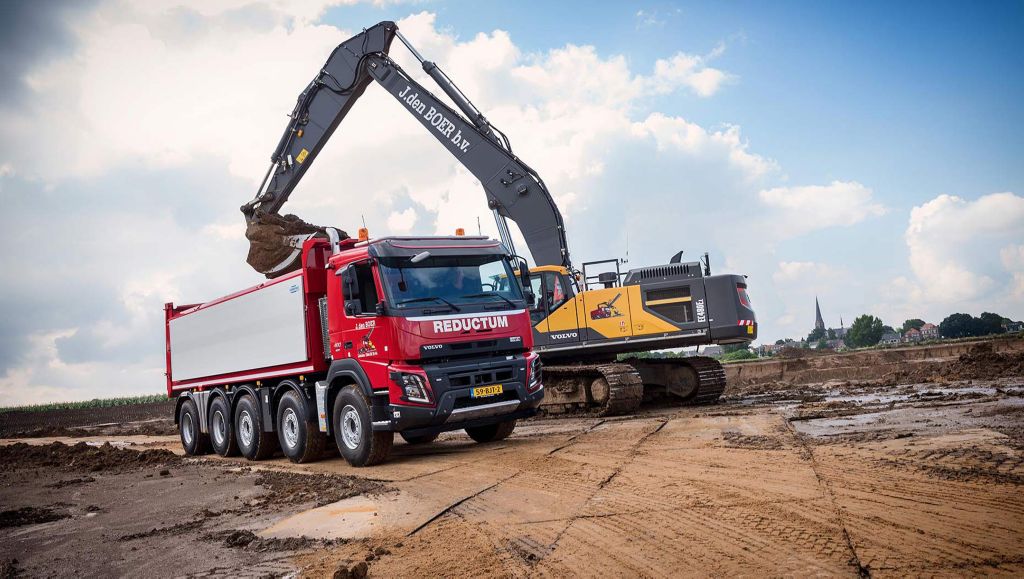 vier Volvo FMX 10x4-widespread bouwtrucks. 