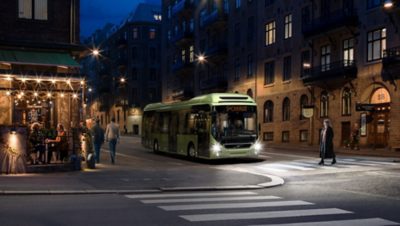 Charge – Bus an Kreuzung in der Nacht