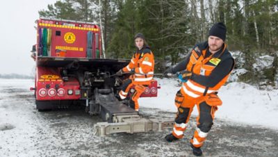 Arosbärgaren ute på uppdrag för att bärga ett släp som åkt av vägen