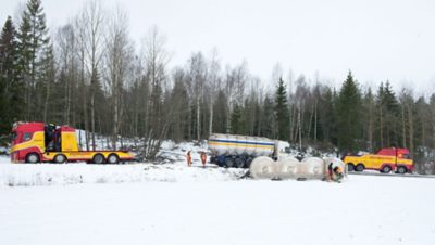 Arosbärgarna ute på uppdrag vid en lastbil med släp som behöver hjälp