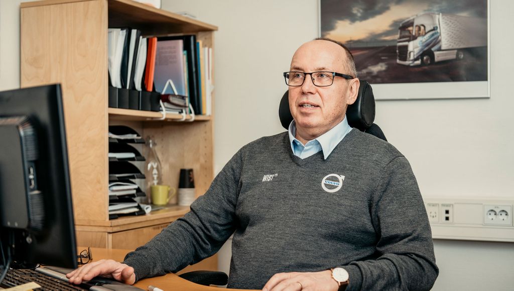 Bengt Lundberg vid sin nuvarande arbetsplats, där mycket arbete görs med hjälp av datorer.