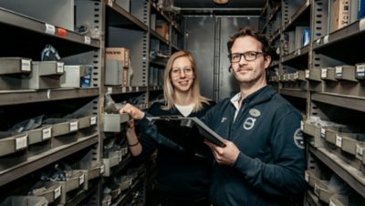 Annika Olsson och Jan Falk som arbetar på lagret i Umeå genomför lagervård utifrån underlag som Bengt regelbundet tar fram.