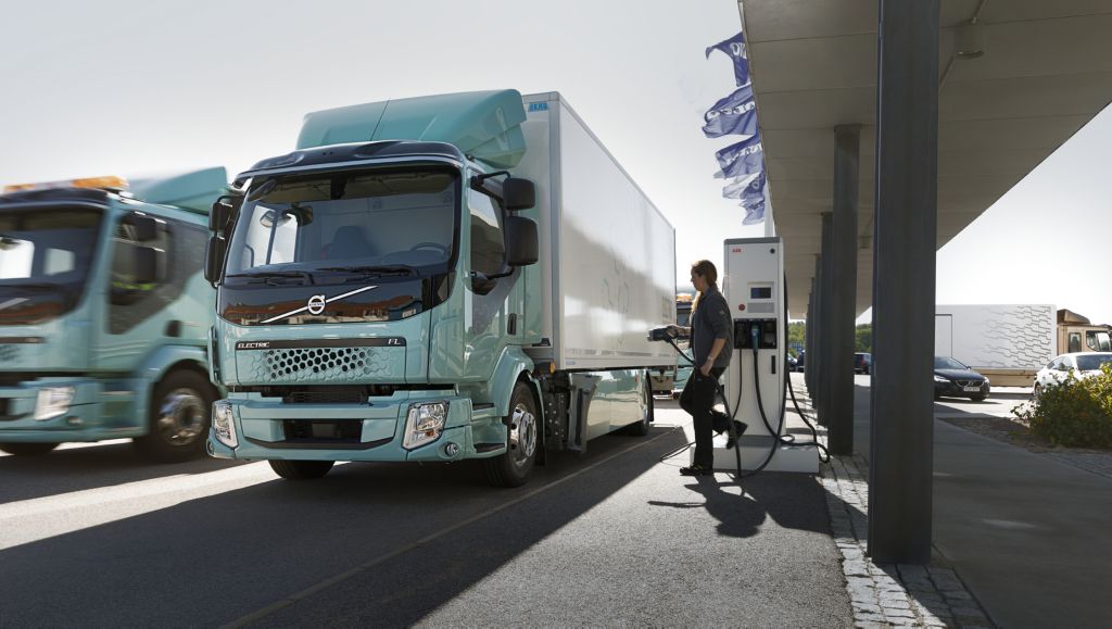 Volvo Trucks inicia la comercialización de camiones eléctricos para el transporte urbano.