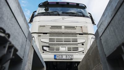 En Volvo FH från Willis Transport pilottestar däckkonceptet hos Lidbil. 