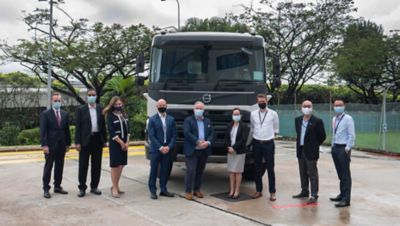 Volvo Group Singapore welcomed Sweden’s Ambassador to Singapore, Kent Härstedt, and his colleagues to its office. The Country Management Team shared the overall operations of each business unit and exchanged future plans for closer collaboration during a half day meeting. 