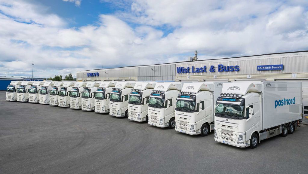 En imponerande syn med 14 st likadana Volvo FH4 500 framför vår anläggning. Fotograf: Patrik Degerman, Degerman Bild AB