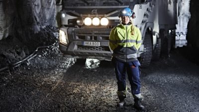 Mikaela Mäki kör sin gruvbil på nivå 1137 i Kiirunavaaragruvan. 