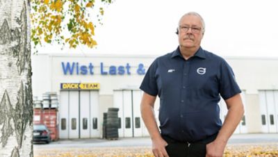 Håkan Nordlander utanför Wists verkstad i Umeå, där han arbetat i 45 år.