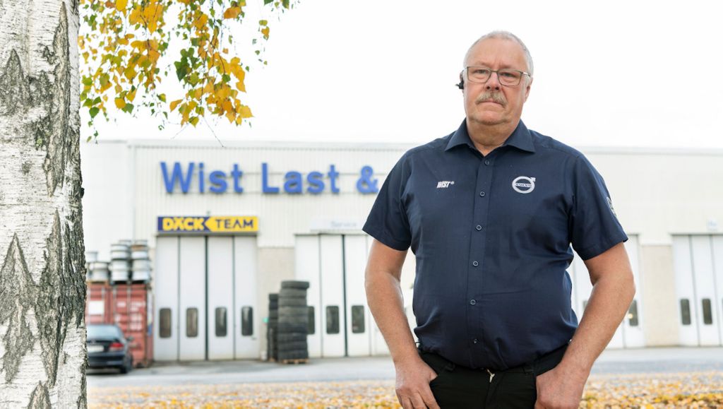 Håkan Nordlander utanför Wists verkstad i Umeå, där han arbetat i 45 år.